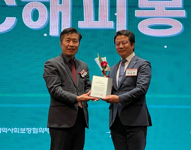 백승훈 SPC 상무(오른쪽)와 전성수 서초구청장이 기념촬영을 하고 있다. / 사진=SPC 제공