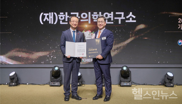 (왼쪽부터)보건복지부전병왕보건의료정책실장과KMI한국의학연구소이광배기획조정실장