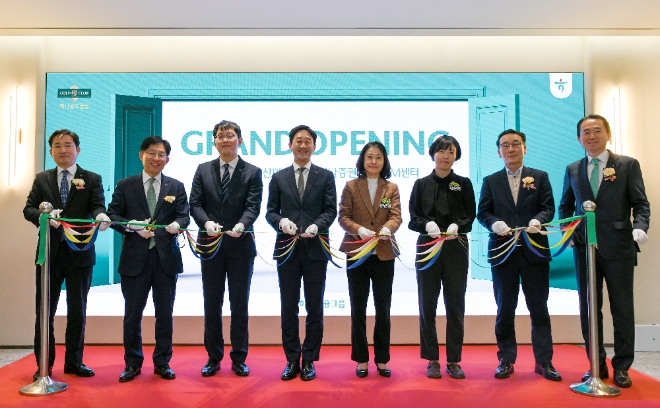 강성묵 하나증권 대표이사(왼쪽 두번째), 임상수 하나증권 WM그룹장(왼쪽 첫번째), 김대현 하나증권 용산WM센터장(왼쪽 네번째), 전우홍 하나은행 중앙영업그룹 부행장(오른쪽 두번째), 김영훈 하나은행 자산관리그룹 상무(오른쪽 첫번째), 김선경 하나은행 용산PB센터지점장(오른쪽 네번째) 등이 오픈식에서 기념촬영을 하고 있다.