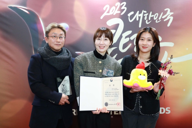 LG유플러스는 13일 국립중앙박물관 대강당에서 열린 2023 대한민국 콘텐츠 대상에서 ‘무너크루’가 캐릭터 부문 문화체육관광부장관상을 수상했다. 사진은 김다림 마케팅전략담당(가운데)과 캐릭터마케팅팀 이상수 팀장(왼쪽), 양주희 선임(오른쪽)이 수상을 축하하고 있는 모습.