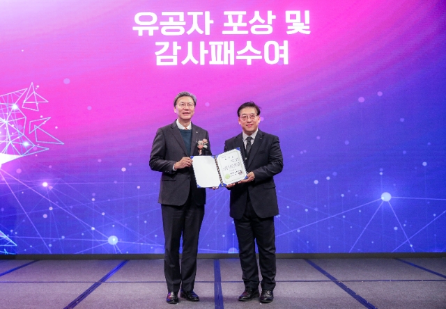 대·중소기업 상생 일자리 프로그램 이사장상 수여 이후 기념촬영을 하고 있는 박민규 웅진씽크빅 유데미사업단장(오른쪽)과 김창범 한경협중소기업협력센터 이사장(왼쪽). / 사진=웅진씽크빅 제공