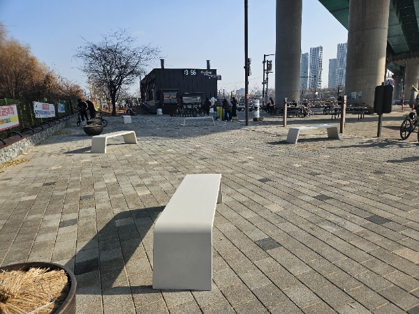 용비쉼터에 벤치가 설치되어 있는 모습. (사진 제공=삼표그룹)