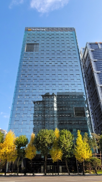 KB국민은행은 금융사고 예방 효과를 높이기 위해 KPMG·김앤장과 함께 상시감사시스템인 내부통제 FDS(이상거래탐지시스템) 고도화 프로젝트에 착수했다고 14일 밝혔다. 사진은 서울 여의도 KB국민은행 신관의 모습. (사진 = KB국민은행 제공)
