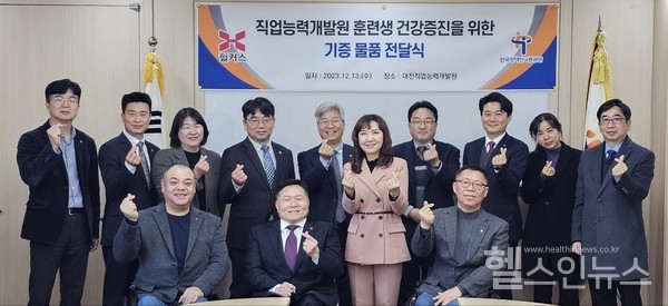 한국장애인고용공단조향현이사장,헐커스김미영대표(가운데)및대전직업능력개발원관계자(헐커스제공)