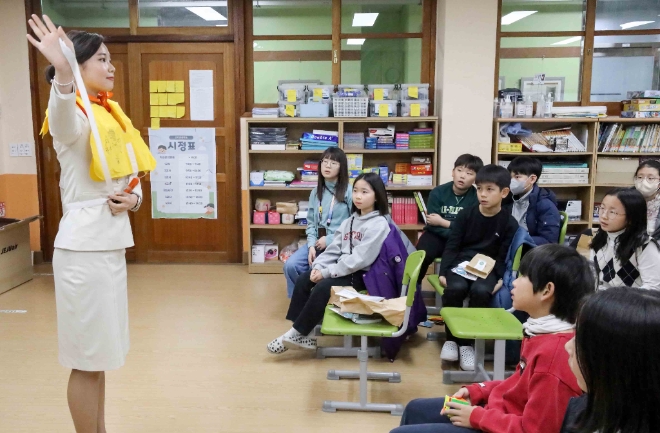 제주항공은 지난 13일 경기도 용인에 위치한 고기초등학교를 방문해 깜짝 이벤트를 진행했다고 14일 밝혔다. 사진은 13일 용인 고기초등학교에서 제주항공 객실승무원과 어린이들이 항공안전체험교실을 진행하는 모습. (사진 = 제주항공 제공)
