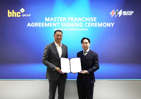 송호섭(왼쪽) bhc그룹 대표와 태국의 타나왓(Tanawat) 미션그룹 대표가 태국 시장 진출을 위한 마스터 프랜차이즈 협약을 체결한 후 기념촬영을 하고 있다.