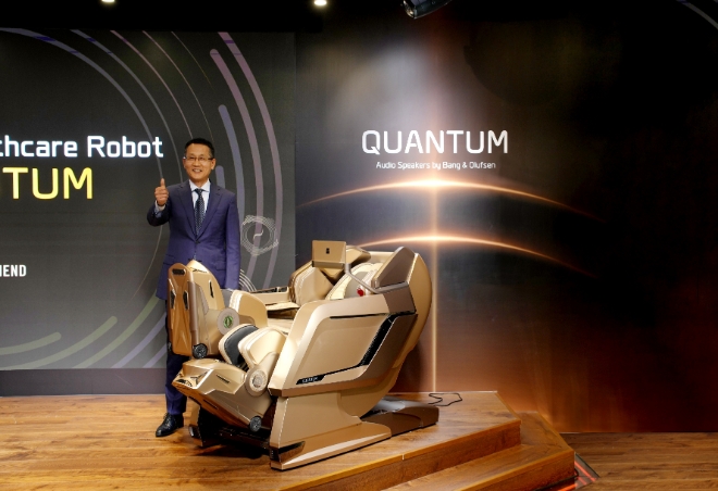 바디프랜드 지성규부회장이14일서울 강남 도곡타워 바디프랜드 본사1층에서 진행한'퀀텀'출시 발표회에서기념사진을 촬영하고 있다(사진=바디프랜드제공)