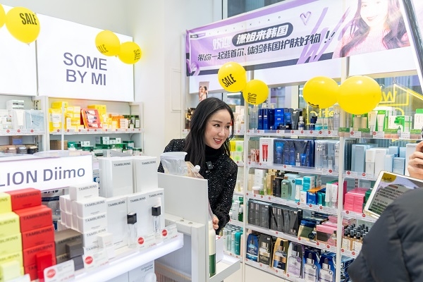 중국 연예인 루예소, 망고비지와 함께 도우인 라이브 판매 행사 성료