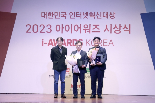 장성원 농협 상호금융콕뱅크사업부장(가운데)이 2023년 스마트앱어워드에서 NH콕뱅크의 서비스 이노베이션대상 수상 후 기념촬영을 하고 있다. / 사진=NH농협은행 제공