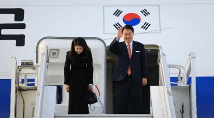 네덜란드 국빈 방문 일정을 마친 윤석열 대통령과 부인 김건희여사가 14일(현지시각)암스테르담 스히폴 공항에서 귀국하기전 전용기인 공군1호기에서 손들어 인사하고 있다.(사진=연합)