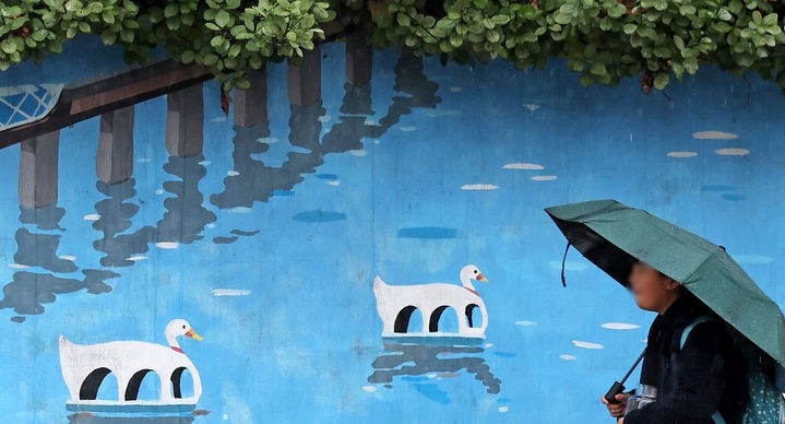 비가 내리는 14일 대구 동구 효목동 거리에서 한 학생이 우산을 쓰고 이동하고 있다.