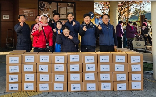 이달 초 인천 만석동에 위치한 괭이부리말 인천쪽방상담소에서 DL건설 직원들이 김장 김치를 전달하고 있다.