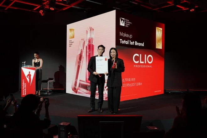 종합 브랜드 부문 대상을 수상한 클리오의 이지원 상무가 시상자 레오제이와 기념 포즈를 취하고 있다. (사진제공=레페리)