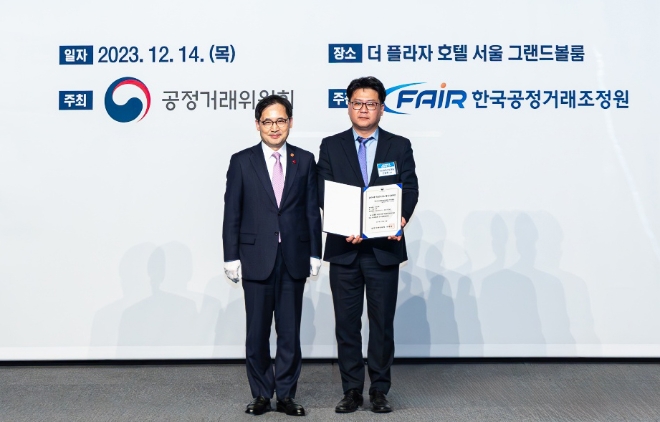 HDC현대산업개발은 울 중구 플라자호텔에서 열린 2023년도 공정거래CP 우수기업 평가증 수여식에서 공정거래위원회로부터 AA등급과 함께 등급 평가증을 받았다.(사진 왼쪽부터 한기정 공정거래위원장, 선영욱 HDC현대산업개발 기업문화혁신실장) / 사진=HDC현대산업개발 제공