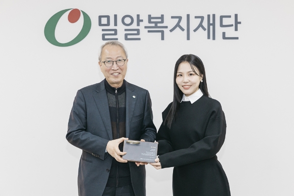 밀알복지재단 정형석 상임대표, 가수 알리(왼쪽부터)