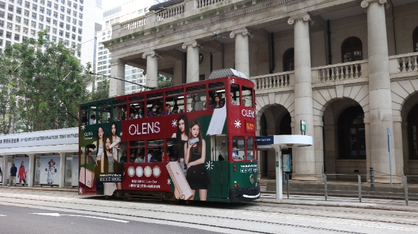 오렌즈X뉴진스 홍콩 크리스마스 분위기로 거리 누벼