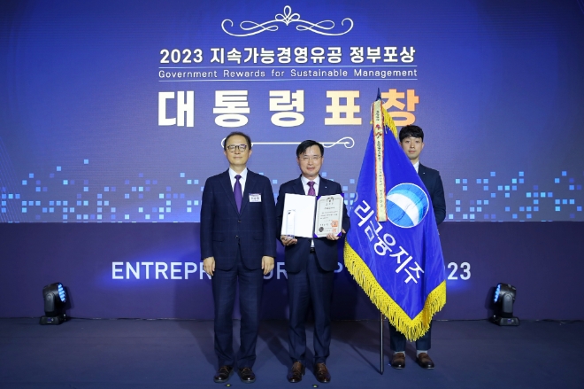 지난 14일 FKI타워에서 진행된 ‘2023 지속가능경영 유공 정부포상’시상식에서 (왼쪽부터) 산업통상자원부 이승렬 산업정책실장, 송윤홍 우리금융지주 부사장과 우리금융지주 관계자가 기념촬영을 하고 있다. / 사진=우리금융 제공