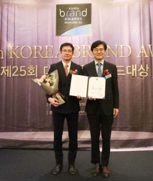 제주항공은 신규 브랜드 슬로건 ‘가자! 우리에겐 J가 있다’의 캠페인 전략이 각종 브랜드 관련 시상식에서 수상을 이어가며 호평을 받고있다고 15일 밝혔다. 사진은 지난 13일 노보텔 앰배서더 강남에서 열린 제25회 대한민국브랜드대상에서 (좌측)김경원 제주항공 커머셜전략실장이 기념촬영을 하는 모습. (사진 = 제주항공 제공)
