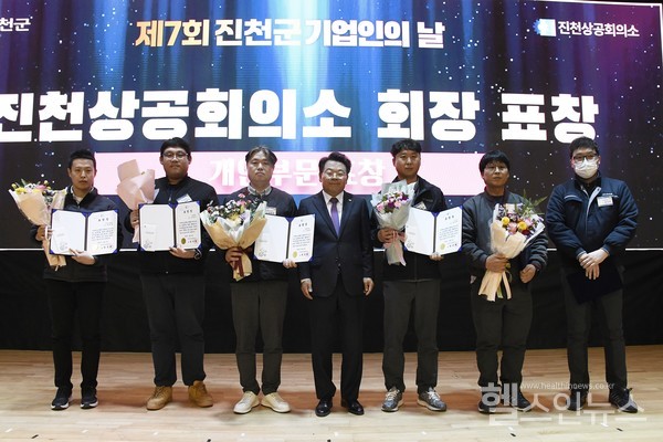 (왼쪽에서두번째)유영제약김학구책임(유영제약제공)