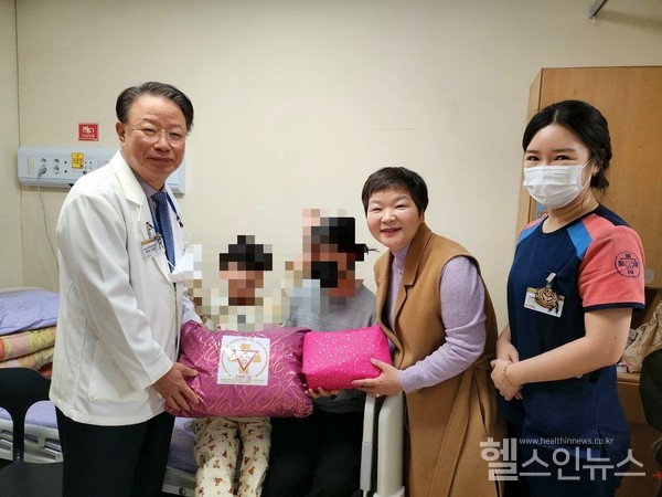 온종합병원김동헌병원장(왼쪽)과수술비를지원받은저소득아동들