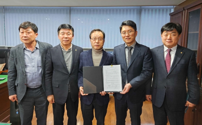카카오모빌리티는 지난 14일 전국개인택시운송사업조합 연합회와 택시 업계 의견을 바탕으로 마련한 개편 방안에 대해 최종적으로 합의했다고 15일 밝혔다. 사진은 지난 14일 (좌측부터)정창기 대구개인택시조합 이사장, 차순선 서울개인택시조합 이사장, 박권수 전국개인택시조합연합회장, 류긍선 카카오모빌리티 대표, 김승일 인천개인택시조합 이사장이 최종 합의를 마치고 기념촬영을 하는 모습. (사진 = 카카오모빌리티 제공)