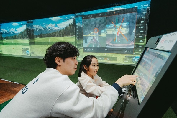 KPGA 강상훈 프로가 후엠아이 골프 재능 진단 클래스를 진행하는 모습 (사진 = 후엠아이 제공)