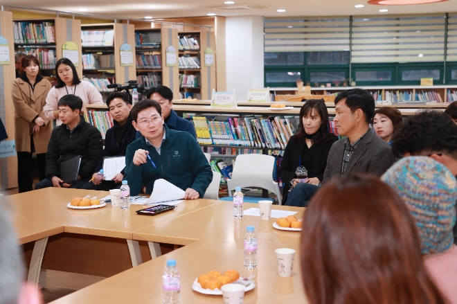 이상일 용인특례시장은 지난 14일 오후 용천초등학교를 방문해 학교 시설을 둘러보고 교사·학부모와 교육환경 개선과 시설 개방 등에 대한 의견을 교환했다. (사진=용인시)
