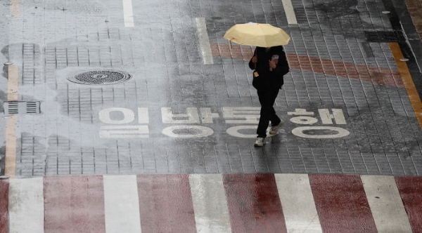 토요일인 16일은 전날(15일)보다 기온이 크게 떨어져 전국에 영하권 추위가 찾아오겠다.