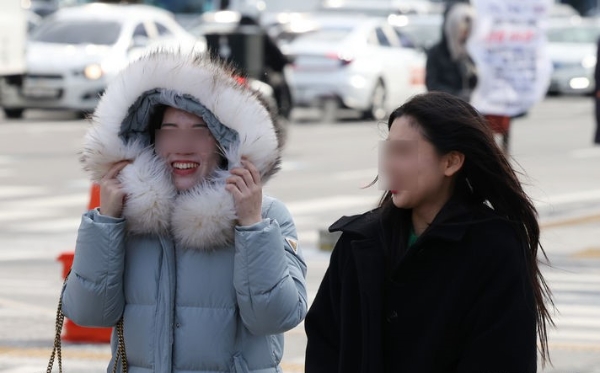 급격히 추워진 날씨를 보인 16일 서울 광화문 사거리에서 옷을 두텁게 입은 시민들이 발걸음을 재촉하고 있다.