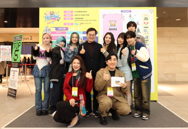 김동연 경기도지사가 16일 수원컨벤션센터에서 열린 ‘글로벌 크리에이터 페스타’에 참석해 크리에이터들을 격려한뒤 기념촬영을 하고 있다.(사진=경기도)