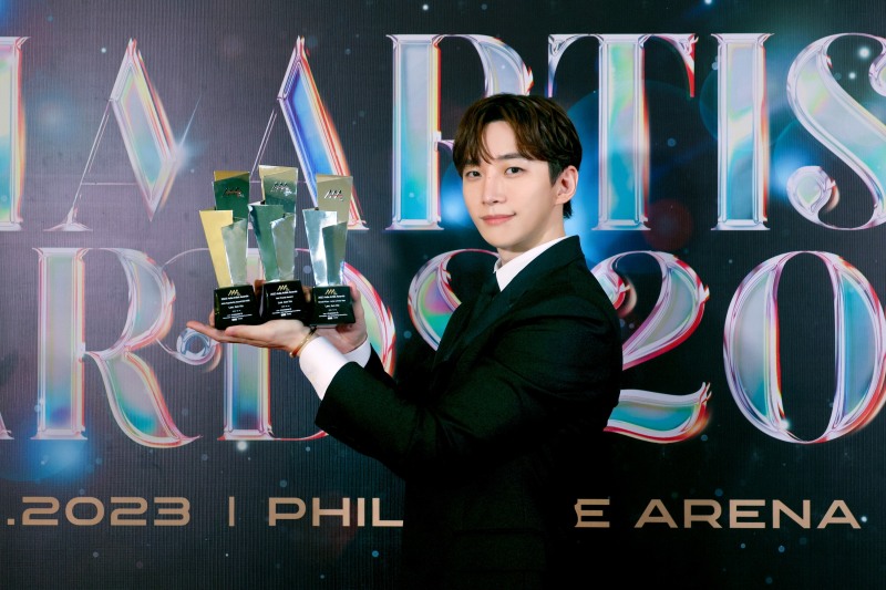 이준호, 'AAA' 2년 연속 배우 부문 최고 영예 대상 트로피 주인공…“더 노력하고 공부해서 상 이름에 걸맞은 멋진 배우로서 보답할 것”