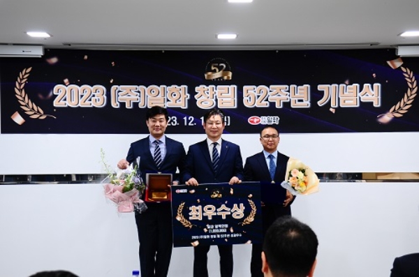 (dhlsWhr부터) 식품사업부 황성문 지점장, 김윤진 대표이사, 경영전략본부 김동호 과장이 기념사진을 찍고 있다.