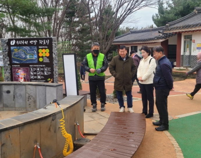 파주시, 시의회와 맨발걷기 산책로 벤치마킹…우수사례 접목(파주시 제공)