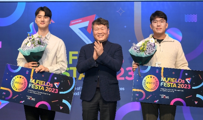 이규석 현대모비스 사장과 최우수상에 선정된 연구원들이 기념 촬영을 하고 있다. / 사진=현대모비스 제공