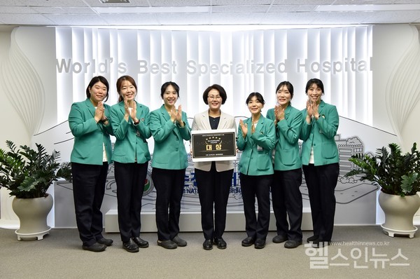 화순전남대병원간호교육팀이‘2023년교육전담간호사지원사업’우수사례공모전에서병원우수사례부문대상을수상하고장은희(가운데)간호교육팀장등이기념촬영하고있다.(화순전남대병원제공)