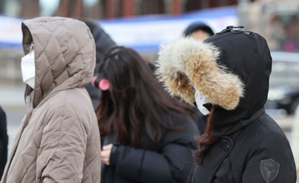 18일 오전 서울 종로구 광화문네거리에서 시민들이 두터운 옷차림으로 출근하고 있는 모습.