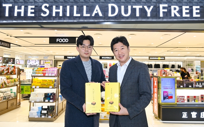 신라면세점 정동성 김포공항점장(사진 오른쪽)이 한국공항공사 컨세션사업부 정상범 차장과 함께 '김포공항 K약과' 출시를 기념해 사진을 촬영하고 있다. / 사진=신라면세점 제공