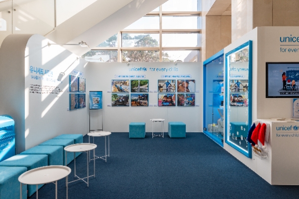 서울 종로구 콘코디언 빌딩 로비에서 진행되는 ‘생명을 구하는 담요’ 캠페인 부스 모습(사진제공=유니세프한국위원회)