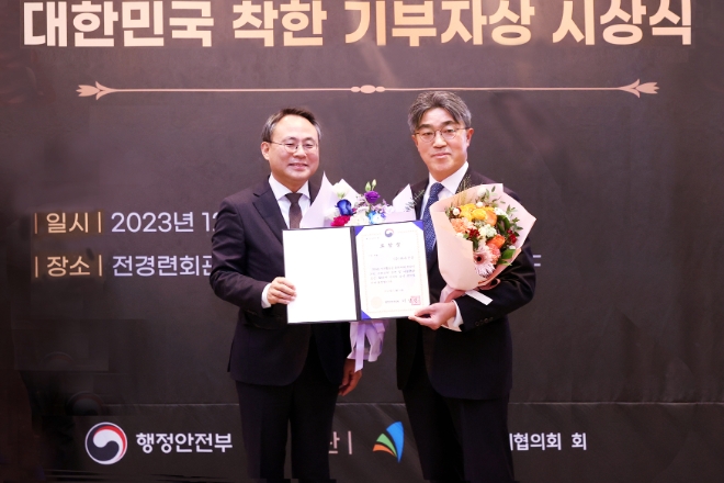 고기동 행정안전부 차관(왼쪽)이 서희종 대우건설 상무에게 상을 수여하고 있다. / 사진=대우건설 제공