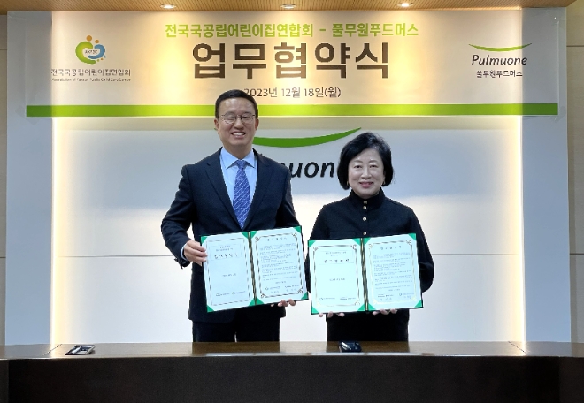 천영훈 풀무원푸드머스 대표(왼쪽)와 허현주 전국 국공립어린이집 연합회 회장이 협약서 서명 후 기념사진을 찍고 있다. / 사진=풀무원 제공