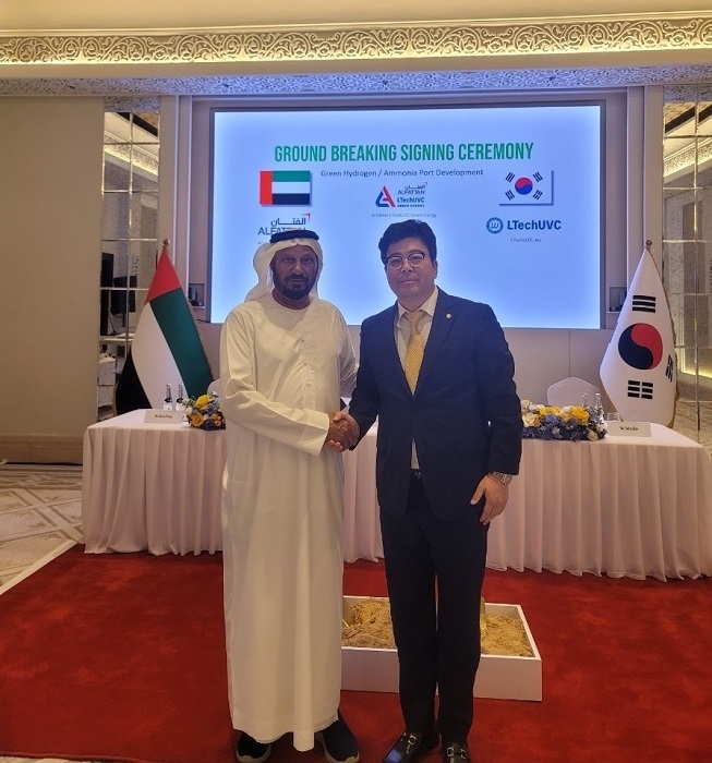 무함마드 라시드 알파탄 회장과 김세호 엘텍유브이씨 회장이 아랍에미리트(UAE) 아부다비 루와이스 함라 수소특구에 추진하는 그린수소·그린암모니아 전용 항만 착공식을 갖고 기념촬영을 하고 있다. 사진=엘텍UVC