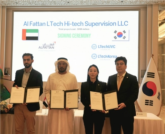알파탄 엘텍 하이테크 슈퍼비전 LLC를 구성한 무함마드 라시드 알파탄 회장과 김세호 엘텍유브이씨 회장 등 관계자들이 첨단 영상장비 카메라 생산공장 설립을 위한 본계약을 체결했다. 사진=엘텍UVC