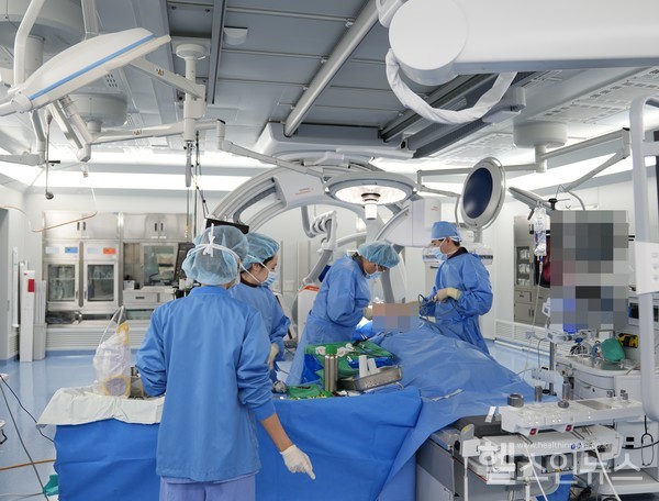 의정부을지대병원심장혈관흉부외과남경식교수가최첨단하이브리드수술실에서20분내1㎝이하폐결절표식및절제수술을시행하고있다.