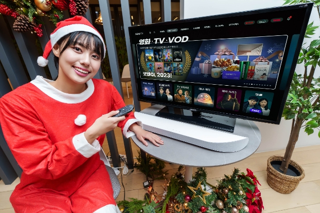 KT는 다가오는 크리스마스 연휴와 연말을 맞아 ‘지니 TV’에서 다양한 볼거리 이벤트와 혜택을 마련했다고 19일 밝혔다. 사진은 모델이 지니 TV에서 ‘굿바이 2023 특집관’을 즐기는 모습. (사진 = KT 제공)