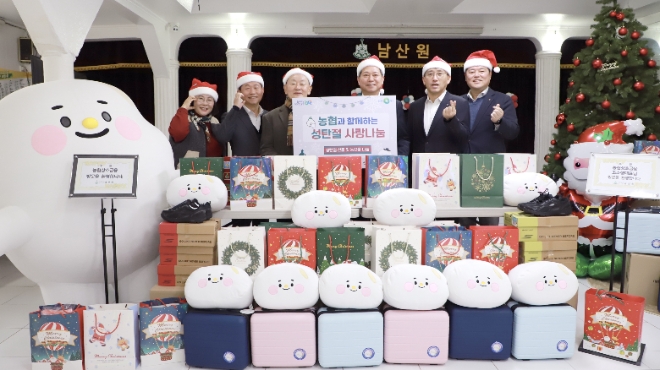 조소행 농협 상호금융대표이사(오른쪽 세번째), 서국동 농협 상호금융기획본부장(오른쪽 두번째), 김영훈 농협 상호금융기획부장(왼쪽 두번째), 문관수 농협 상호금융경영전략국장(오른쪽 첫번째)이 박흥식 남산원 원장(왼쪽 세번째)에게 원생들을 위한 크리스마스 선물을 전달하고 있다. / 사진=농협 제공