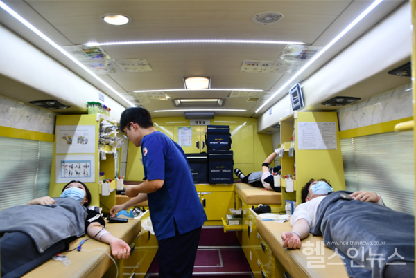 한림대춘천성심병원임직원들이‘We路(위로)캠페인생명나눔헌혈행사’에참여하고있다.