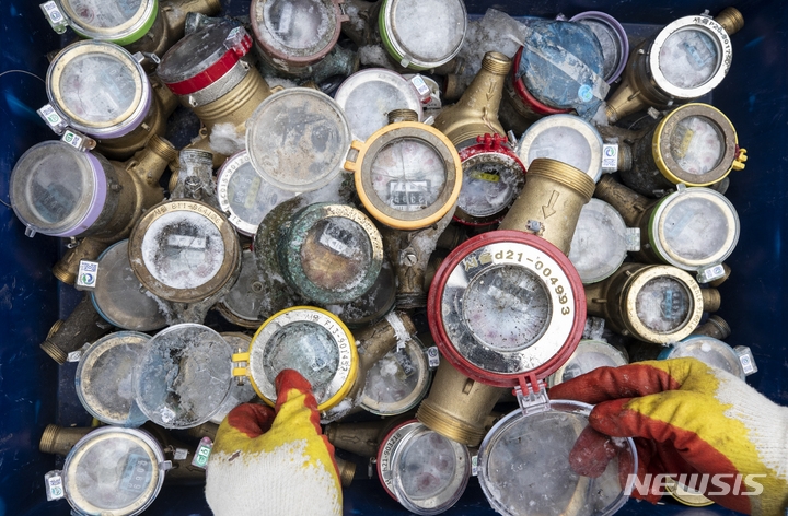 지난 1월 연일 이어진 한파로 서울 종로구 서울시설공단 중부수도관리소에 동파된 계량기가 보관돼있는 모습.