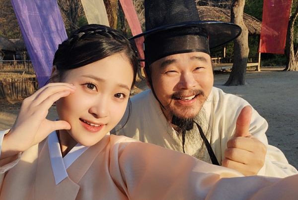 김다현, 김봉곤 훈장과 ‘보이스피싱 예방 공익광고’ 출연…코믹연기 눈길