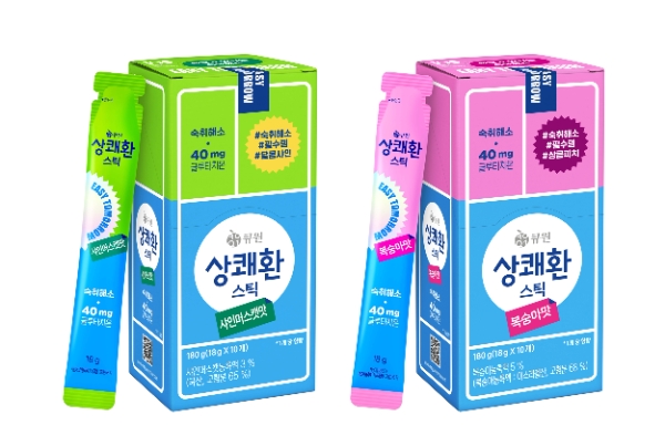 큐원 상쾌환 스틱 신제품 2종. 상쾌환 스틱 샤인머스캣맛(왼쪽), 상쾌환 스틱 복숭아맛.