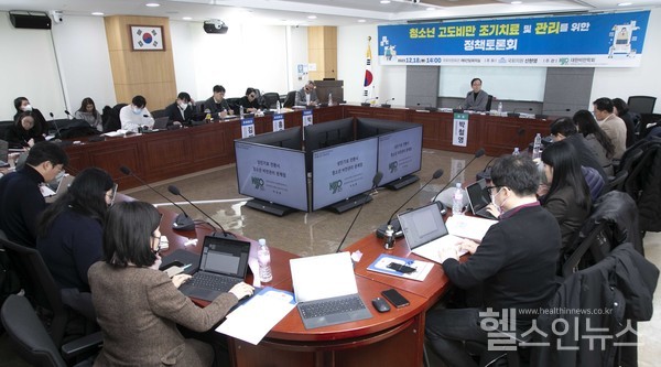 18일국회의원회관제9간담회실에서열린'청소년고도비만조기치료및관리를위한정책토론회'현장